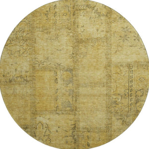 HomeRoots 8' Gold and Gray Patchwork Round Rug - Washable, UV-Protected, Stylish for Homes with Kids & Pets 656157