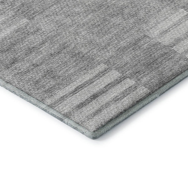 HomeRoots 8' Stylish Silver and Gray Striped Washable Round Rug – Durable, UV-Protected, Pet-Friendly Design 656229