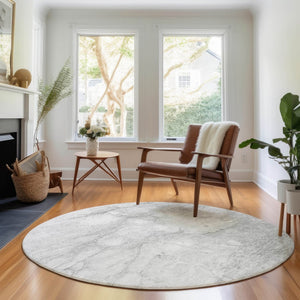 HomeRoots 8' Silver and Gray Abstract Round Rug - Washable, UV Protected, Perfect for High-Traffic Areas! 656774
