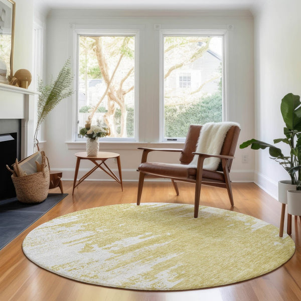 HomeRoots 8' Gold and Ivory Abstract Round Rug - Washable, UV-Protected, Stylish Solution for High-Traffic Areas 656972
