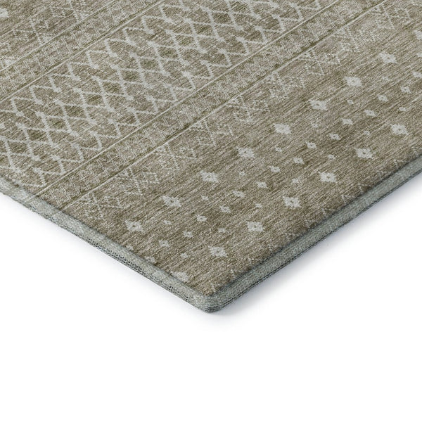 HomeRoots 8' Taupe and Ivory Tribal Round Rug - Stylish, Washable, UV-Protected for High-Traffic Spaces! 657200