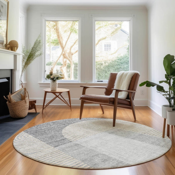 HomeRoots 8' Stylish Silver and Gray Geometric Washable Round Rug with UV Protection for High-Traffic Areas 657278