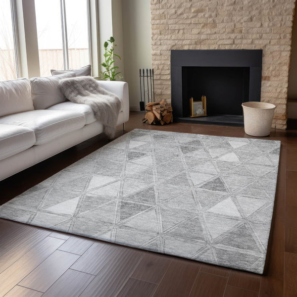 HomeRoots 5' Gray and Silver Geometric Washable Area Rug - Durable, UV Protected, Perfect for High-Traffic Areas 657631