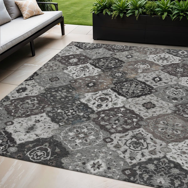 HomeRoots 5' Stylish Gray Charcoal & Ivory Floral Medallion Rug - Washable, Durable for Indoor & Outdoor Use 658010