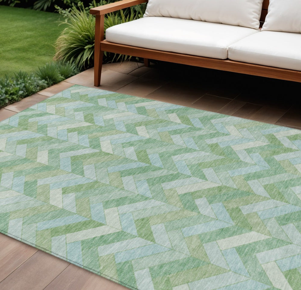 HomeRoots 9' Geometric Green and Ivory Washable Area Rug - Versatile Indoor/Outdoor Comfort for Any Space 658205