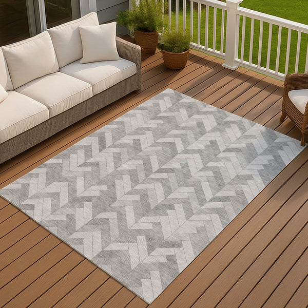 HomeRoots 5' Silver and Gray Geometric Washable Area Rug - Modern Indoor/Outdoor Design, Durable & Stylish! 658220