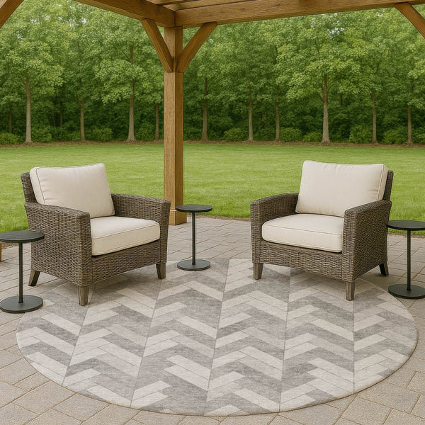 HomeRoots 8' Stylish Silver and Gray Round Geometric Rug – Washable Indoor/Outdoor for High-Traffic Areas 658221