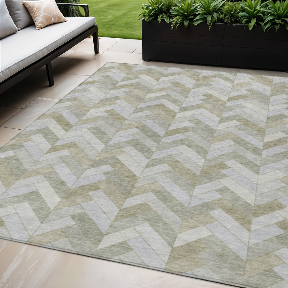 HomeRoots 5' Taupe and Beige Geometric Area Rug – Stylish Washable Indoor/Outdoor Mat for Busy Homes 658232