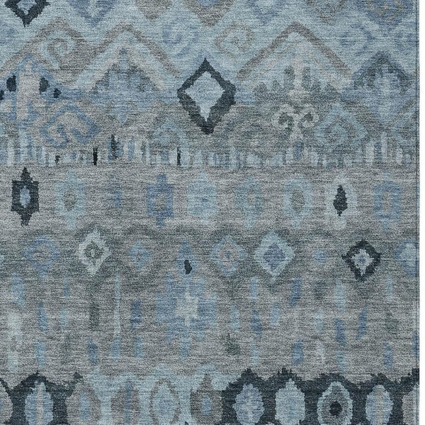 HomeRoots 5' Geometric Washable Area Rug in Gray & Charcoal - Indoor/Outdoor Durability for Modern Spaces 658454