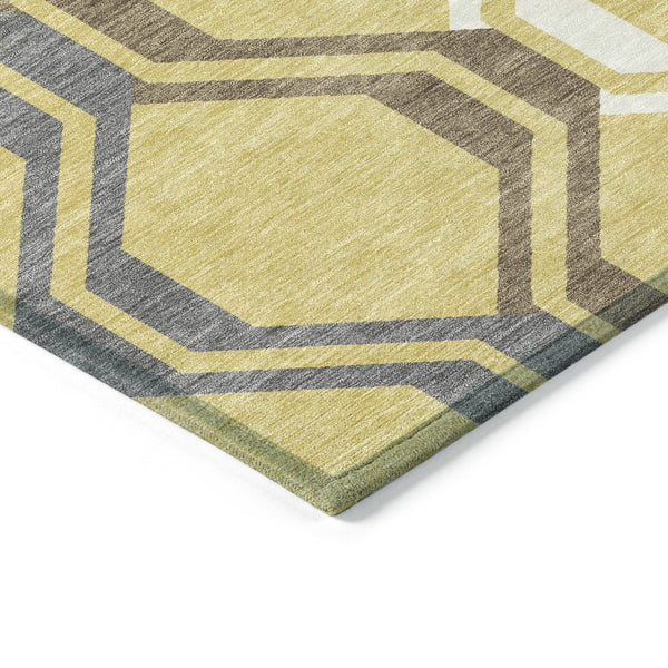 HomeRoots 8' Gold Gray Ivory Round Geometric Rug - Washable, Modern Design for Indoor & Outdoor Spaces 659446