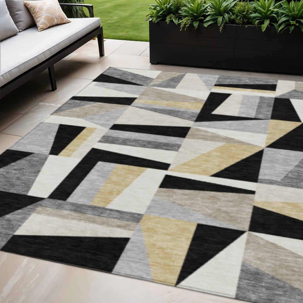 HomeRoots 5' Stylish Black Wheat Ivory Geometric Washable Area Rug for Indoor & Outdoor High-Traffic Spaces 659515