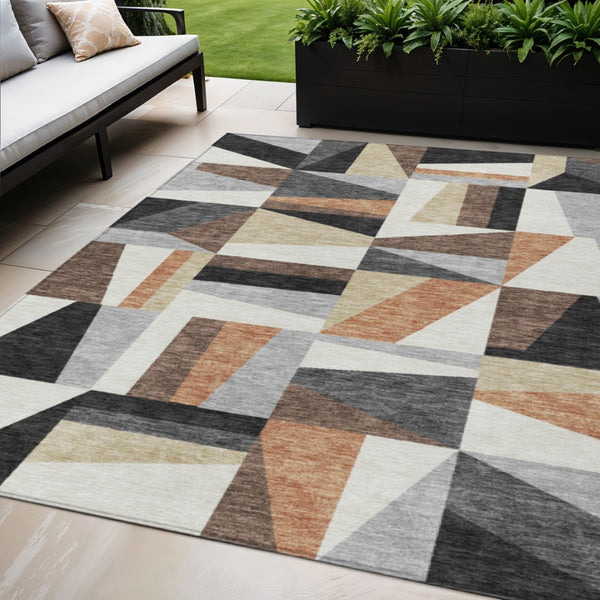 HomeRoots 5' Geometric Washable Area Rug in Gray, Brown & White | Versatile Indoor-Outdoor Decor Piece 659533