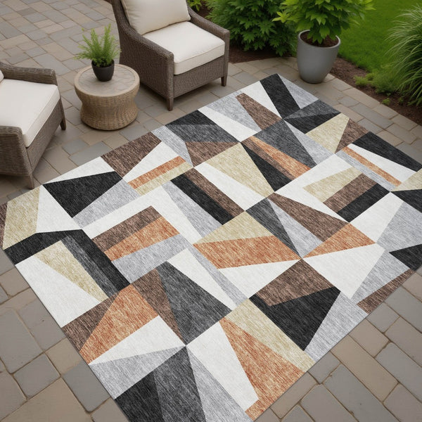HomeRoots 5' Geometric Washable Area Rug in Gray, Brown & White | Versatile Indoor-Outdoor Decor Piece 659533