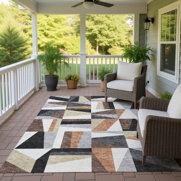 HomeRoots 5' Geometric Washable Area Rug in Gray, Brown & White | Versatile Indoor-Outdoor Decor Piece 659533