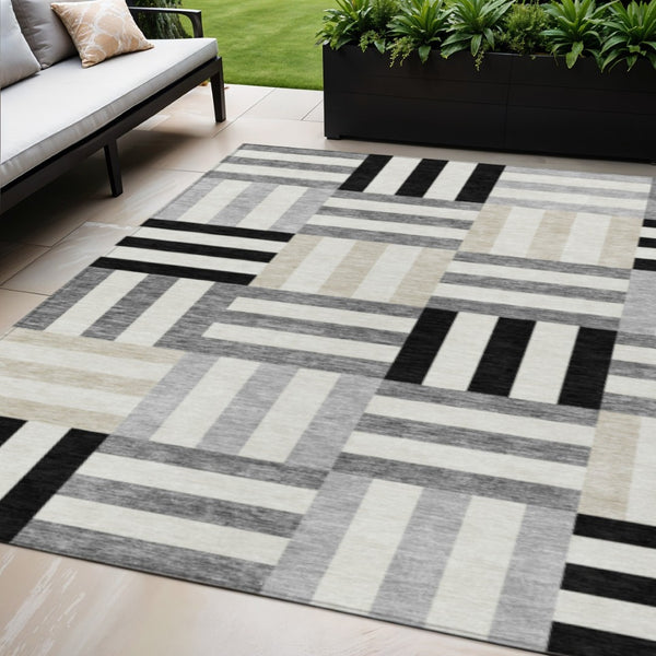 HomeRoots 5' Geometric Washable Area Rug in Black, Beige & Ivory - Durable Indoor/Outdoor Design for Modern Spaces 659743
