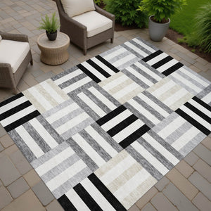 HomeRoots 5' Geometric Washable Area Rug in Black, Beige & Ivory - Durable Indoor/Outdoor Design for Modern Spaces 659743