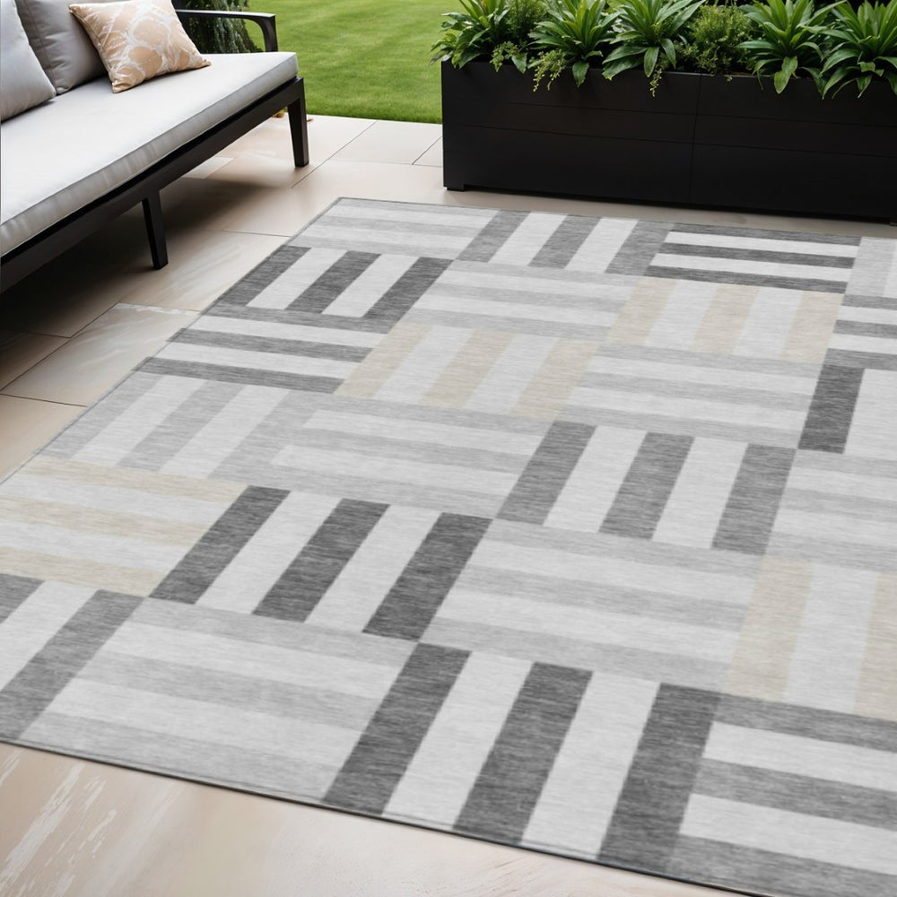 HomeRoots 5' Gray and Ivory Geometric Area Rug – Stylish, Washable, Durable Indoor/Outdoor Design for Any Space 659761
