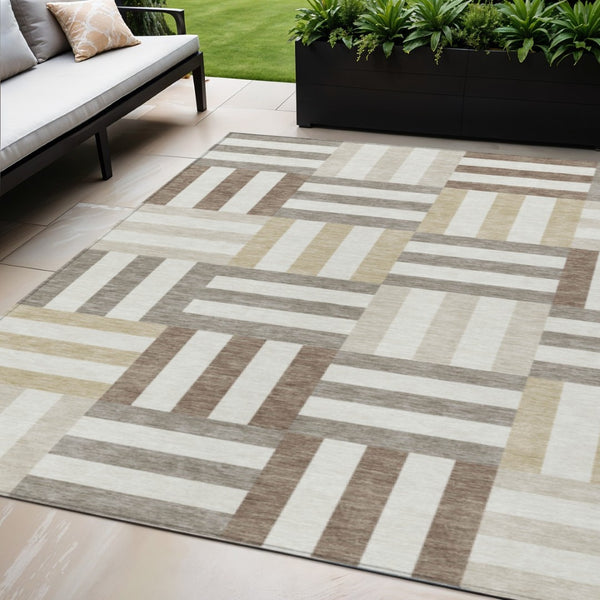 HomeRoots 5' Indoor Outdoor Area Rug - Stylish Ivory Gray Brown Geometric, Washable & Durable for High Traffic Spaces 659767