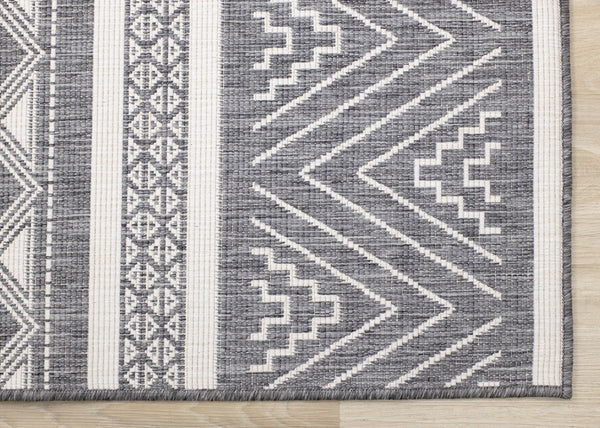 HomeRoots 7' Gray And White Tribal Area Rug - Stylish, Durable, Easy-Care Design for Modern Living Spaces 660285