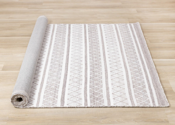 HomeRoots 5' Hand-Woven Cream Gray and Brown Geometric Area Rug for Modern Spaces - Durable & Elegant Design 5' X 8' 660298