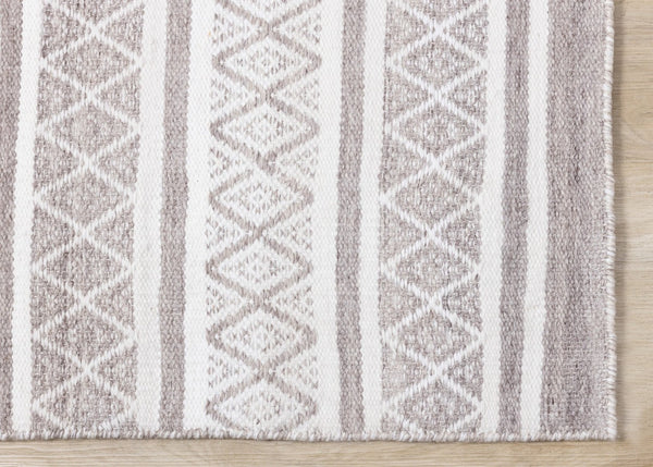 HomeRoots 5' Hand-Woven Cream Gray and Brown Geometric Area Rug for Modern Spaces - Durable & Elegant Design 8' X 11' 660299