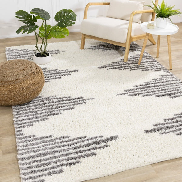 HomeRoots 5' Cream and Gray Geometric Area Rug - Modern Style, Durable, Stain-Resistant for High-Traffic Spaces 5' X 8' 660327