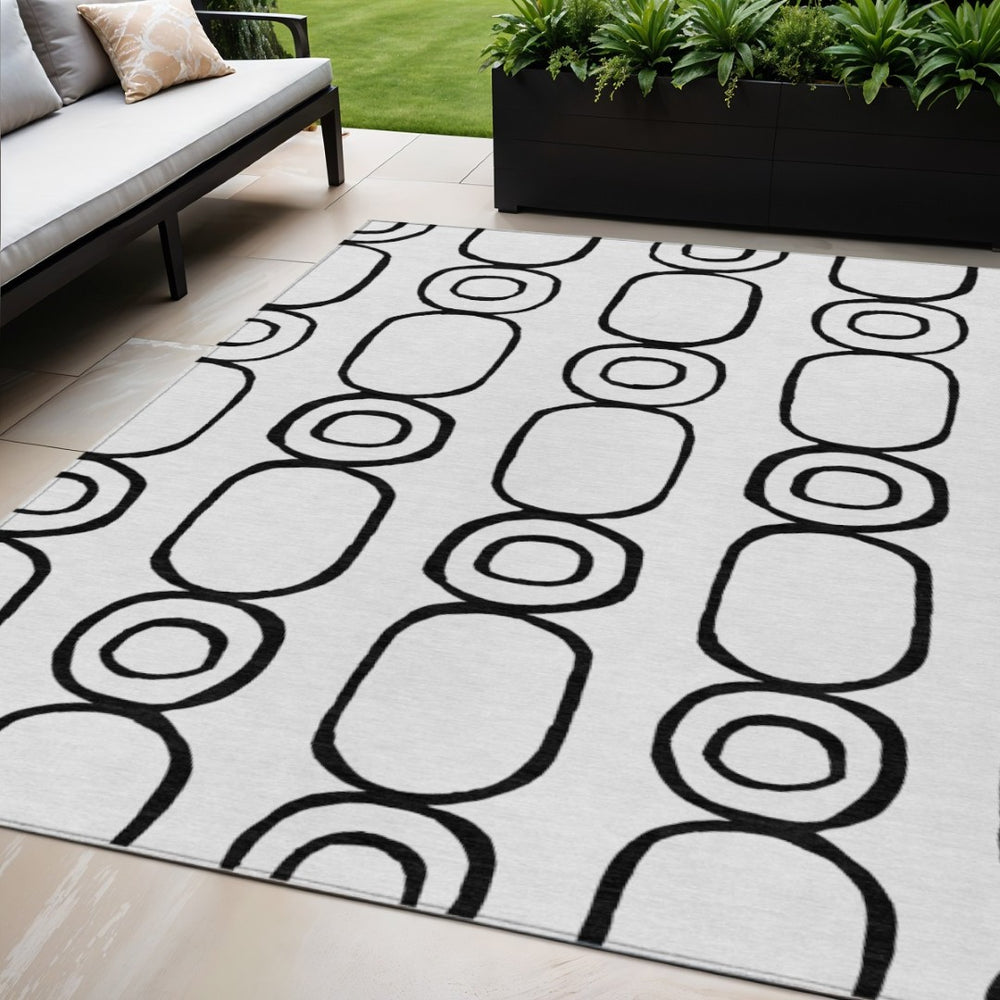 HomeRoots 5' X 8' Stylish Black and White Geometric Washable Area Rug - Perfect for Indoor or Outdoor Spaces! 660650