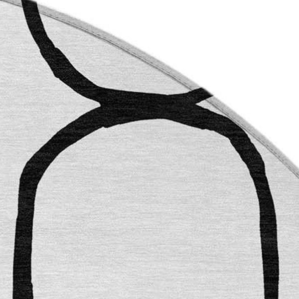 HomeRoots 8' Round Geometric Rug in Bold White & Black - Washable, Durable, Indoor/Outdoor Versatility! 660651