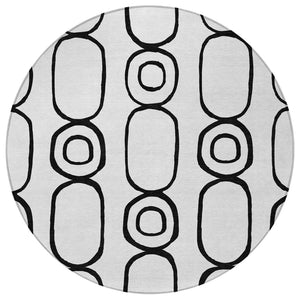 HomeRoots 8' Round Geometric Rug in Bold White & Black - Washable, Durable, Indoor/Outdoor Versatility! 660651