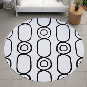 HomeRoots 8' Round Geometric Rug in Bold White & Black - Washable, Durable, Indoor/Outdoor Versatility! 660651