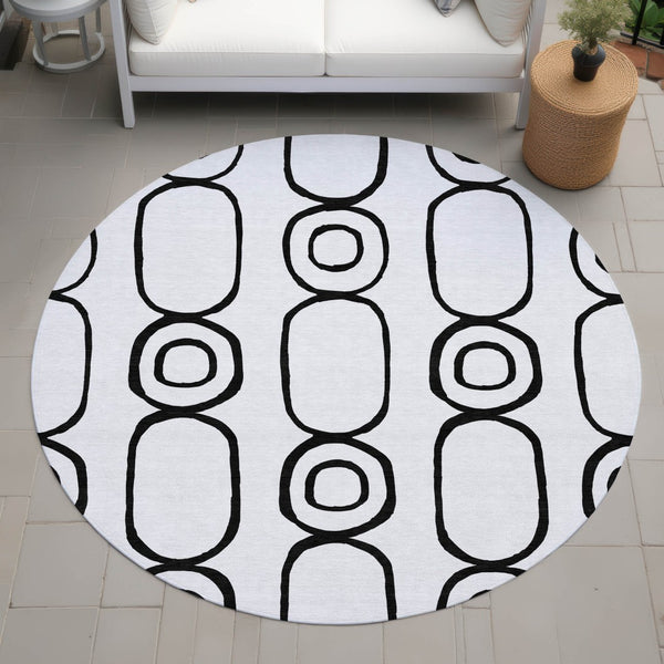 HomeRoots 8' Round Geometric Rug in Bold White & Black - Washable, Durable, Indoor/Outdoor Versatility! 660651