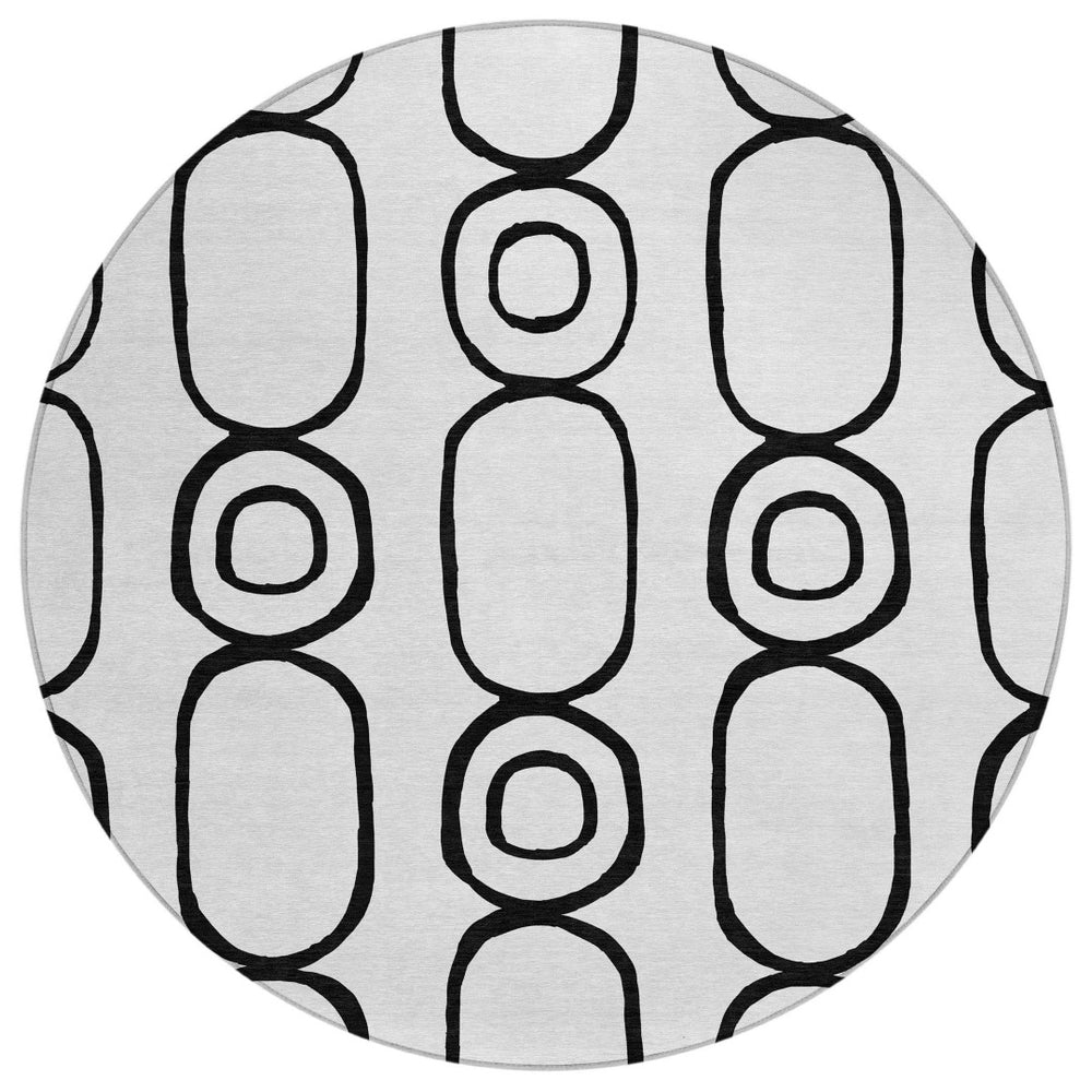 HomeRoots 8' Round Geometric Rug in Bold White & Black - Washable, Durable, Indoor/Outdoor Versatility! 660651
