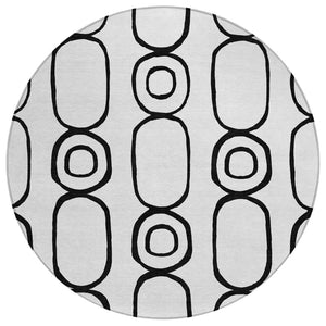 HomeRoots 8' Round Geometric Rug in Bold White & Black - Washable, Durable, Indoor/Outdoor Versatility! 660651