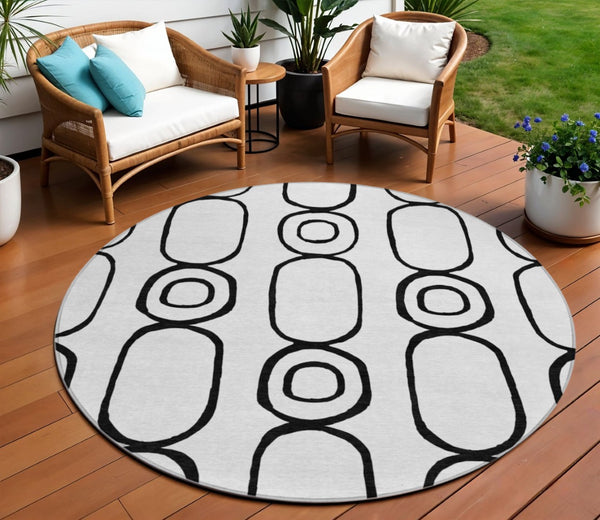 HomeRoots 8' Round Geometric Rug in Bold White & Black - Washable, Durable, Indoor/Outdoor Versatility! 660651