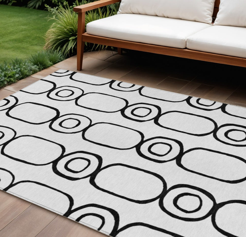 HomeRoots 9' Modern White & Black Geometric Washable Area Rug – Stylish, Durable for Indoors & Outdoors! 660653