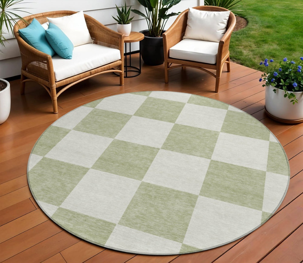 HomeRoots 8' Artichoke Green Round Geometric Rug – Stylish, Washable Indoor/Outdoor Area Rug for High Traffic Spaces 660657