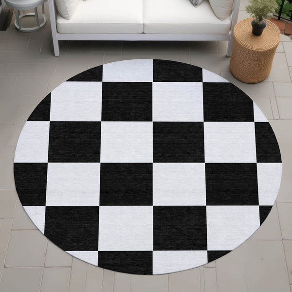 HomeRoots 8' Black And White Geometric Indoor Outdoor Area Rug – Stylish, Durable & Easy-Clean Design! 660663