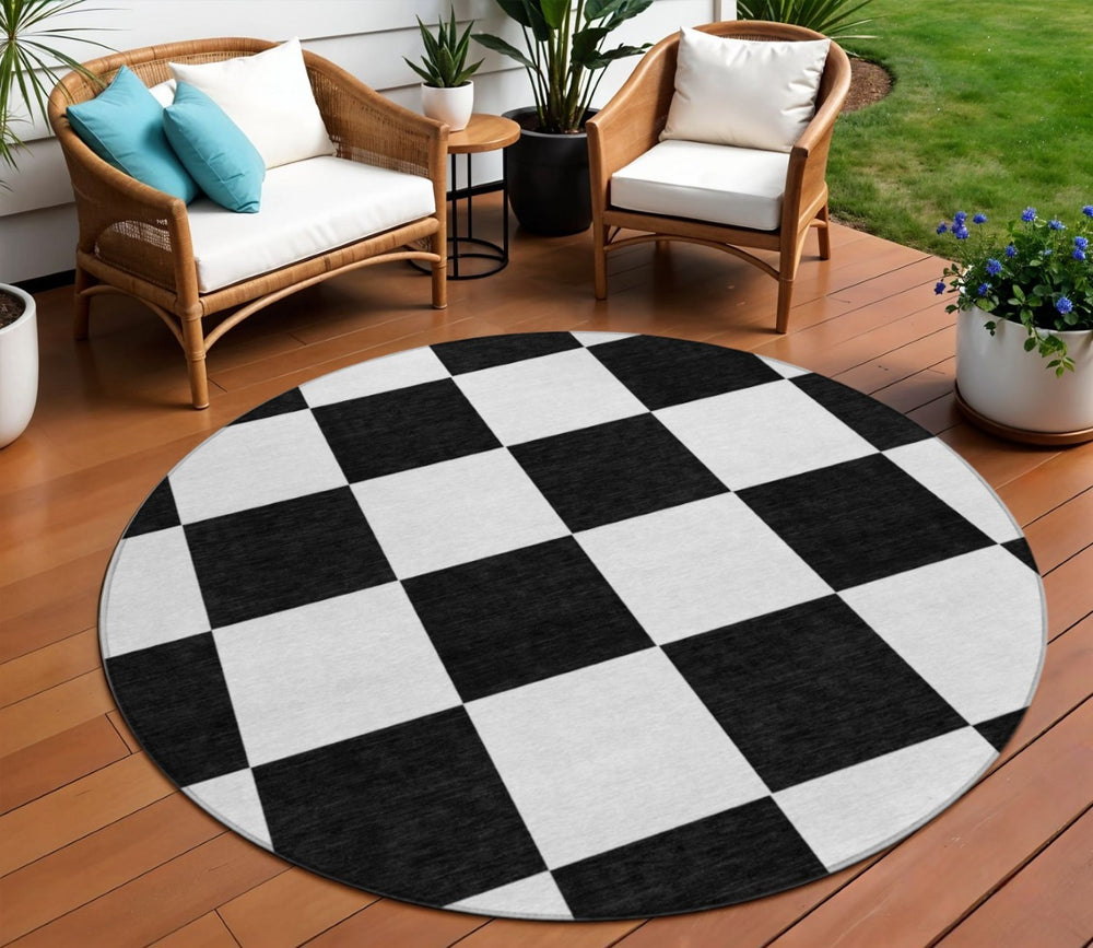 HomeRoots 8' Black And White Geometric Indoor Outdoor Area Rug – Stylish, Durable & Easy-Clean Design! 660663