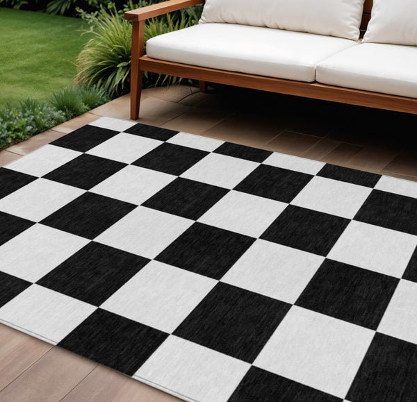 HomeRoots 10' X 14' Stylish Black and White Geometric Area Rug - Durable, Washable, Perfect for Indoor & Outdoor Use 660666