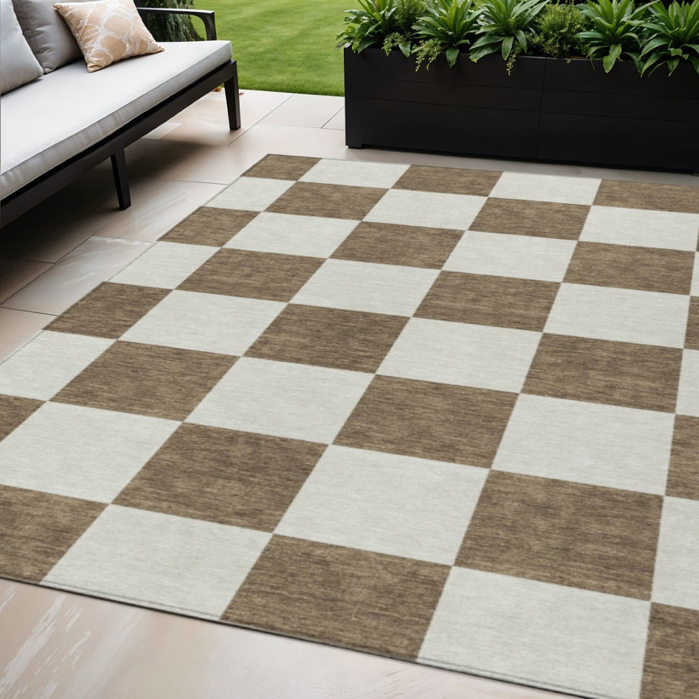 HomeRoots 5' Chocolate & Ivory Geometric Indoor Outdoor Rug – Stylish, Washable & Durable for High-Traffic Areas 660674