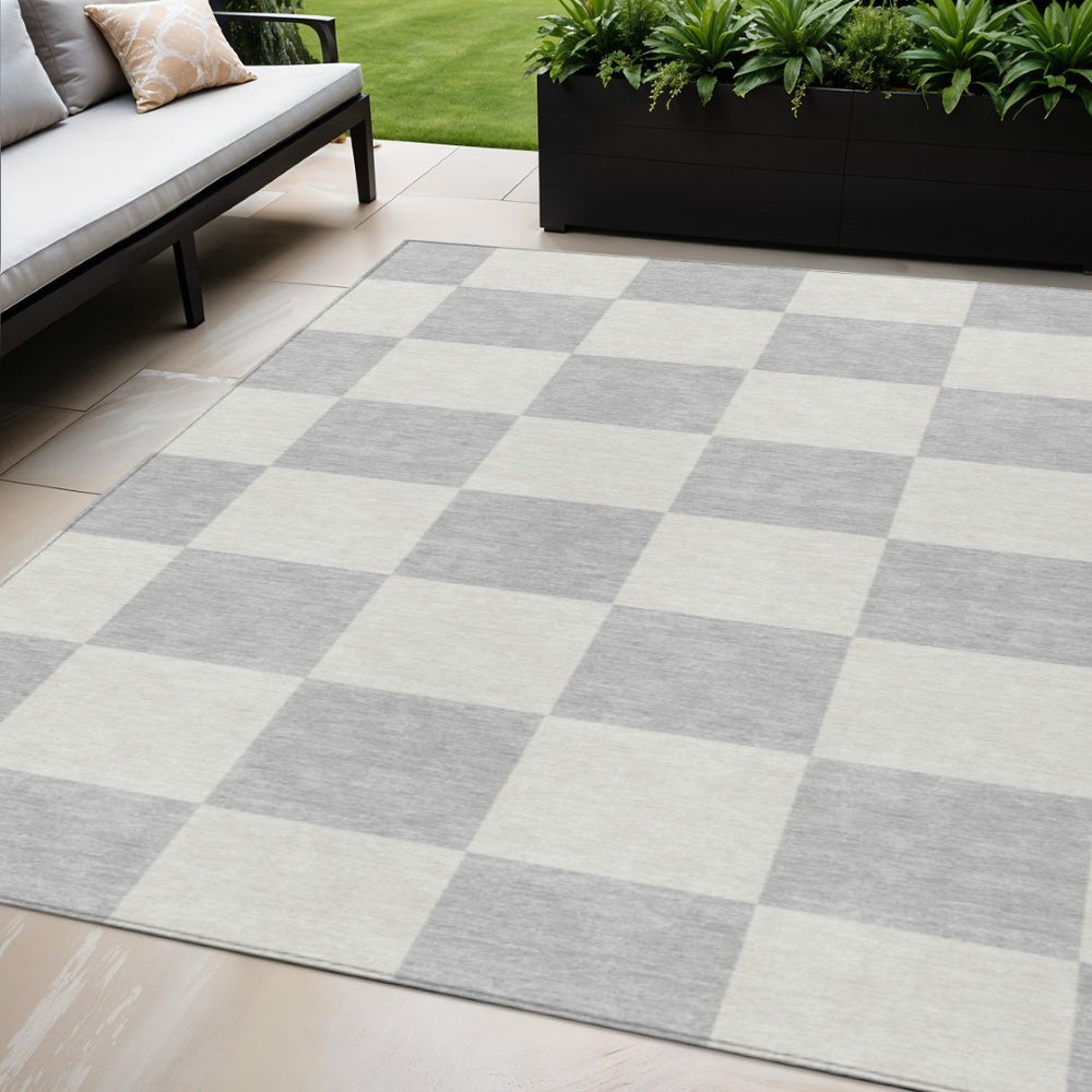 HomeRoots 5' Stylish Silver and Ivory Geometric Washable Area Rug for Indoor/Outdoor Use – Durable & Chic 660746