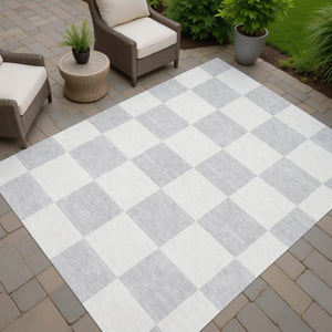 HomeRoots 5' Stylish Silver and Ivory Geometric Washable Area Rug for Indoor/Outdoor Use – Durable & Chic 660746