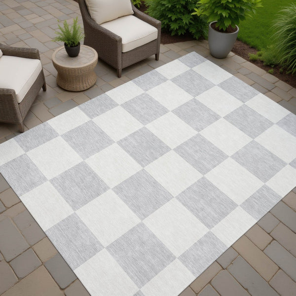 HomeRoots 5' Stylish Silver and Ivory Geometric Washable Area Rug for Indoor/Outdoor Use – Durable & Chic 660746