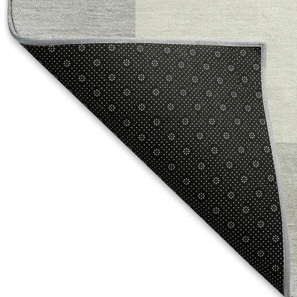 HomeRoots 5' Stylish Silver and Ivory Geometric Washable Area Rug for Indoor/Outdoor Use – Durable & Chic 660746