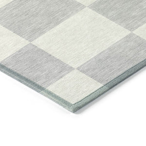 HomeRoots 5' Stylish Silver and Ivory Geometric Washable Area Rug for Indoor/Outdoor Use – Durable & Chic 660746