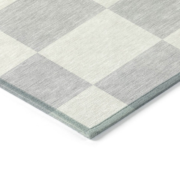 HomeRoots 5' Stylish Silver and Ivory Geometric Washable Area Rug for Indoor/Outdoor Use – Durable & Chic 660746