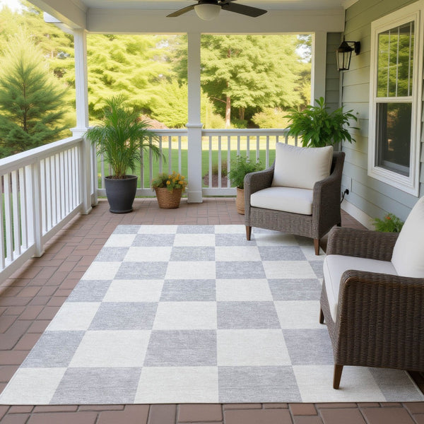 HomeRoots 5' Stylish Silver and Ivory Geometric Washable Area Rug for Indoor/Outdoor Use – Durable & Chic 660746