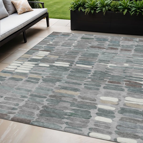 HomeRoots 5' Contemporary Gray Ivory & Pewter Abstract Washable Area Rug for Indoor & Outdoor Spaces 660908