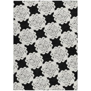 HomeRoots 5' X 8' Black And Ivory Quatrefoil Rug - Stylish, Washable Area Rug for Indoor & Outdoor Spaces 661034