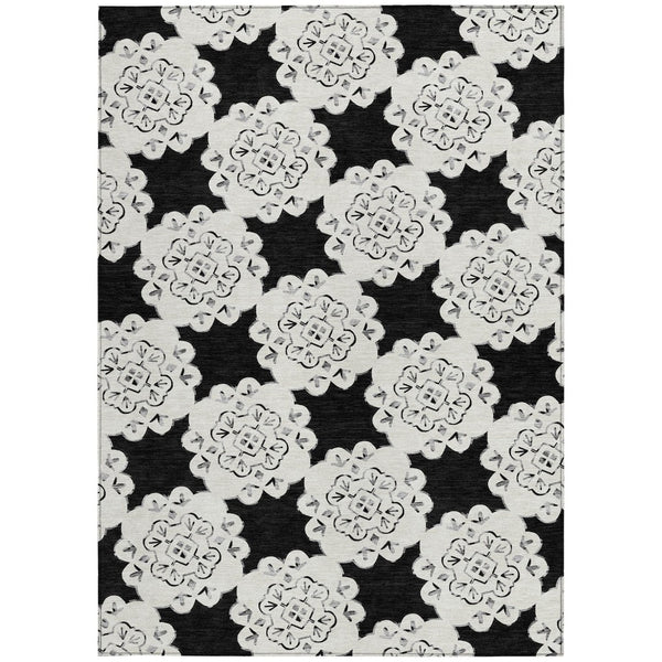 HomeRoots 5' X 8' Black And Ivory Quatrefoil Rug - Stylish, Washable Area Rug for Indoor & Outdoor Spaces 661034